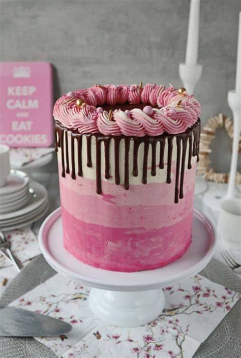 Milchmädchen-Torte mit dünnen Böden und Creme, angeschnitten