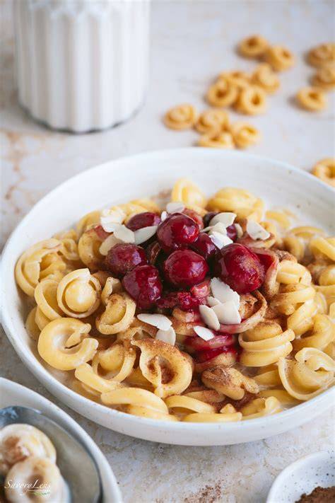 Milchnudeln in Schüssel mit Zimt bestreut
