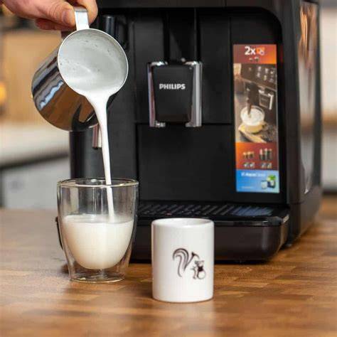 Milchpitcher mit Kakao und Dampflanze