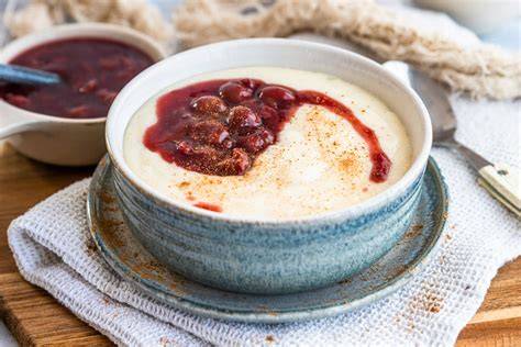 Milchpudding mit Fruchtsoße und Zimt