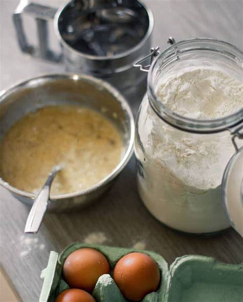 Milchpulver in einer Schale neben Backzutaten