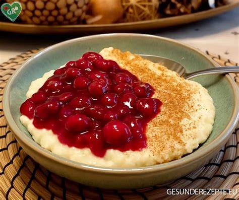 Milchreis in Schüssel mit Zimt und Kirschen