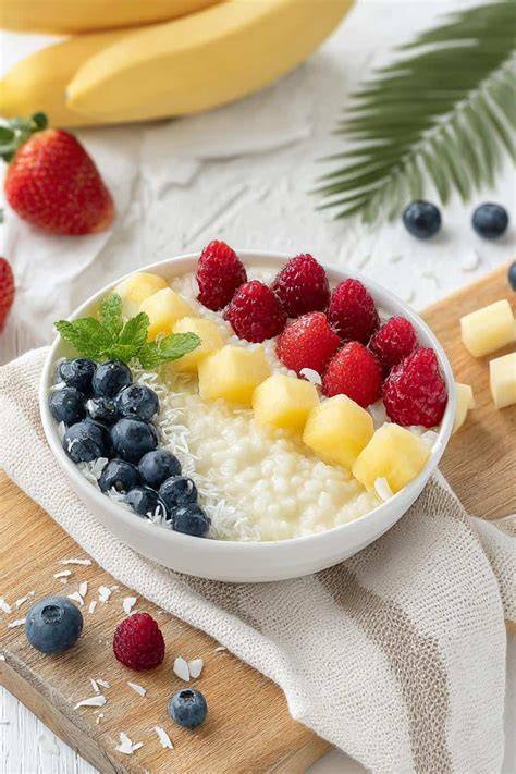 Milchreis in Schüsseln mit frischen Früchten garniert