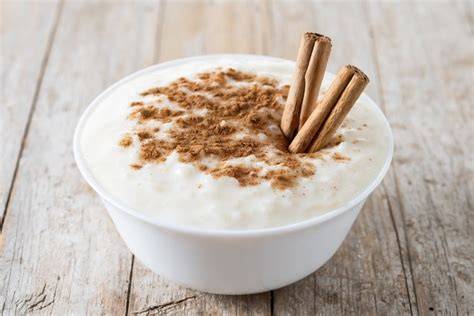 Milchreis in Schale mit Zimt bestreut