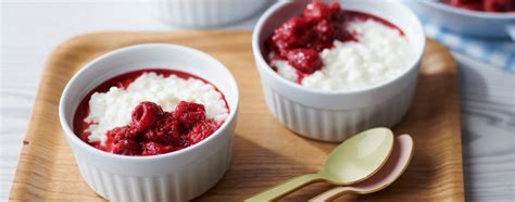 Milchreis in Schalen, garniert mit Himbeeren