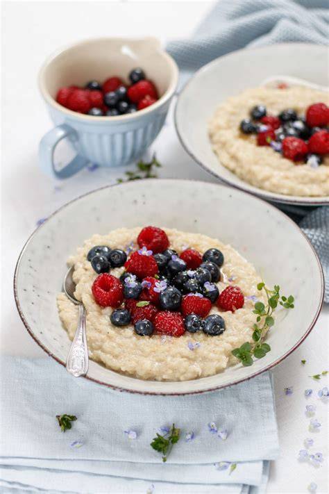 Milchreis mit Beeren und Nüssen, gesundes Topping
