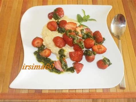 Milchreis mit Erdbeeren und Minz-Pesto
