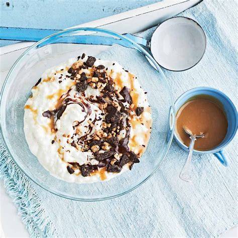 Milchreis mit Karamell und Schokolade im Becher