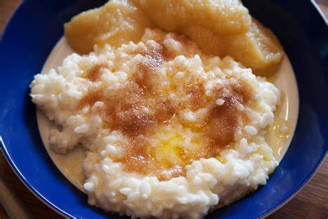 Milchreis mit Zucker, Zimt und Apfelmus - traditionelle Servierweise