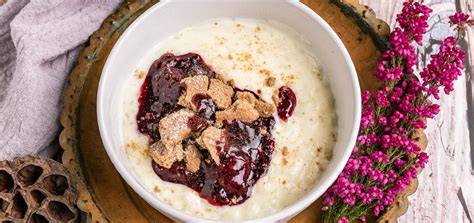 Milchreis mit roter Grütze und Spekulatius