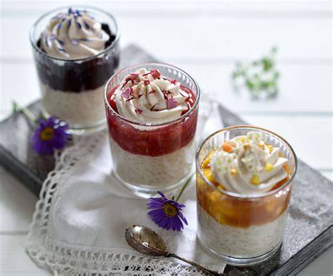 Milchreis mit verschiedenen fruchtigen Toppings