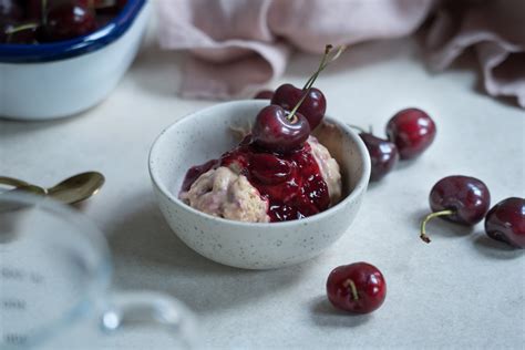 Milchreis-Eis in Scheiben, mit Kirschgrütze geswirlt