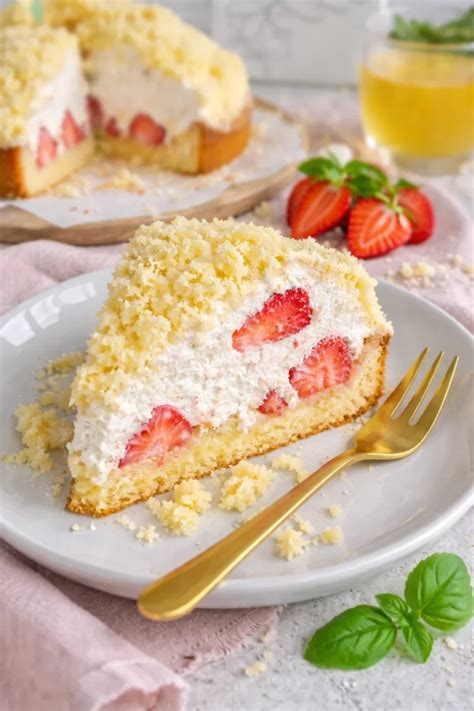 Milchreis-Törtchen mit Erdbeeren und Pistazien auf einem Teller