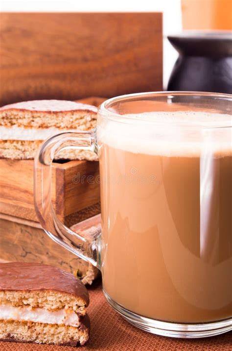 Milchreis-Tiramisù in einer Glasschale mit Kakao bestreut