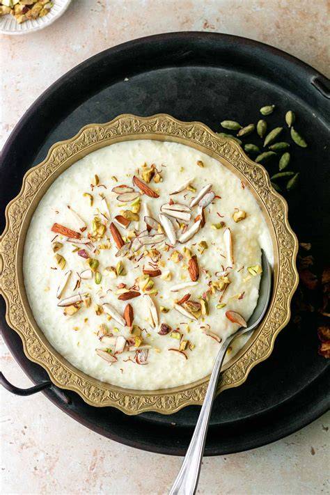 Milchreis-Varianten: Auflauf, Rizogalo, Kheer, klassisch im Glas