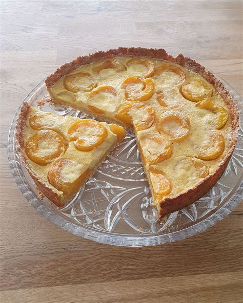Milchreiskuchen mit Aprikosen auf knusprigem Mürbeteig