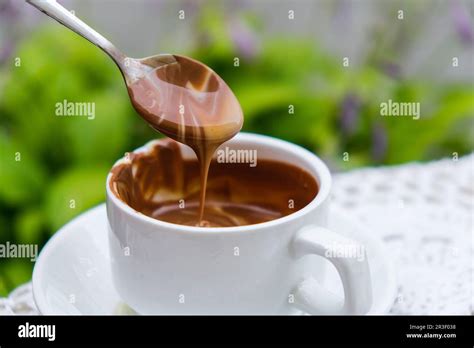 Milchschaum über Kakao im Becher