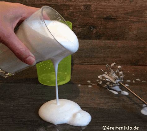 Milchschaum Zubereitung mit Quirl