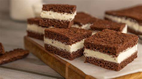 Milchschnitte Kuchen mit Quark, Schokoböden und cremiger Füllung