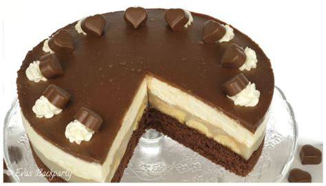 Milka Bananen-Torte mit Ganache und Sahnetupfen dekoriert
