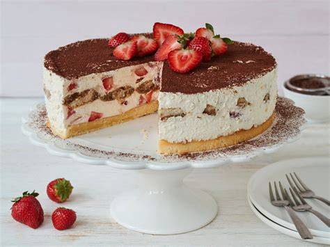 Milka Erdbeer Torte angeschnitten, Erdbeeren und Milkaherzen sichtbar