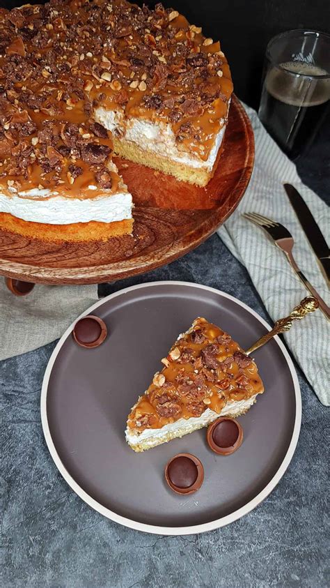 Milka Haselnuss Torte auf Teller mit Tortenstück