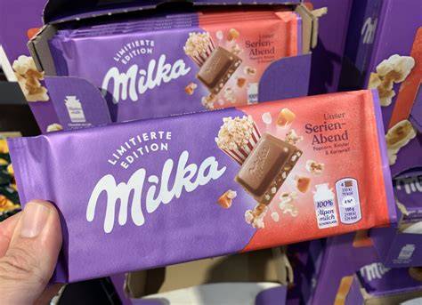 Milka Popcorn Schokolade - Detailfoto mit Karamellfüllung und Popcornstückchen