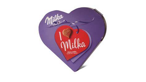 Milka Praline auf Kaffeetisch mit Tasse Kaffee