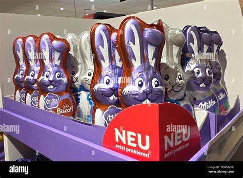 Milka Schmunzelhase und Kinder Osterhasen nebeneinander im Supermarktregal