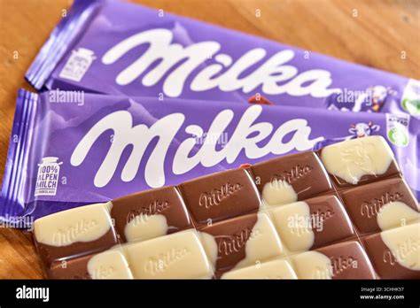 Milka Schokoladentafel auf Holzuntergrund