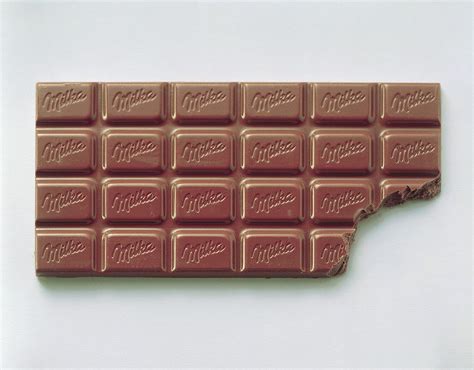 Milka Schokoladentafel mit Früchten und Alpenpanorama