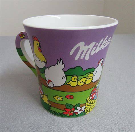 Milka Tafel neben einer Tasse Kakao-Kaffee-Mischung