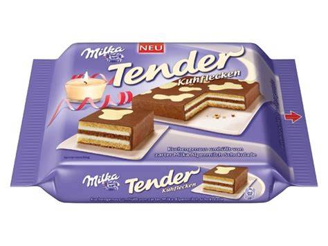 Milka Tender Cake aufgeschnitten (cremige Füllung sichtbar)
