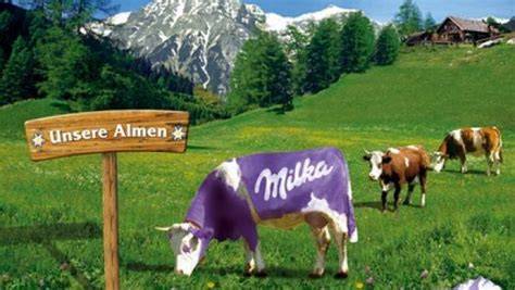 Milka lila Kuh-Logo und Alpenpanorama