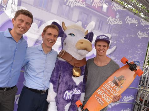 Milka-Fabrik in Lörrach und Milka-Kuh vor Alpenpanorama