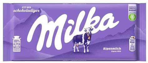 Milka-Kuh vor Alpenpanorama mit lila Verpackung