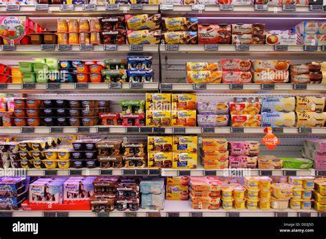 Milka-Produkte im Supermarktregal und Anwendung in Desserts