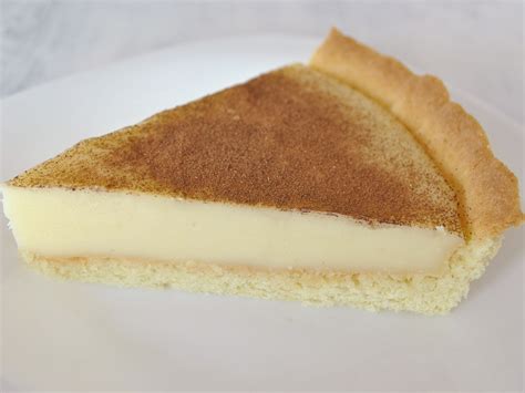 Milktarte (Melktert) im Anschnitt, Zimt-Zucker-Kruste auf cremiger Milchfüllung