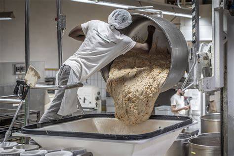 Milo beim Bäckerhandwerk, Mehl und Backformen