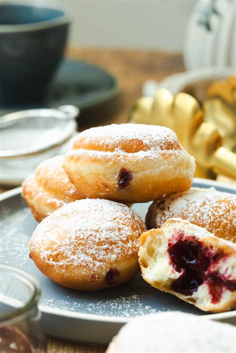 Mini Berliner mit Vanillepuddingfüllung auf Teller, bunt dekoriert