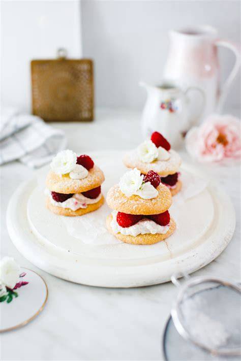 Mini Biskuit-Törtchen mit Fruchtschichten