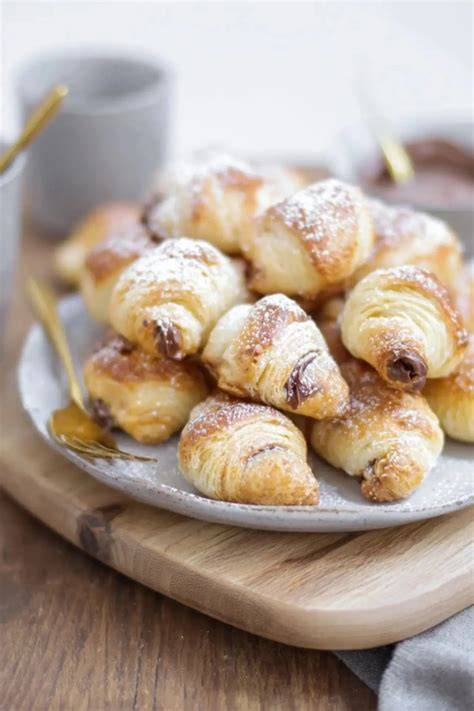 Mini Croissants mit Nutella und Puderzucker, frisch gebacken