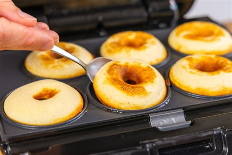 Mini Donuts frisch aus dem Donutmaker mit bunter Glasur