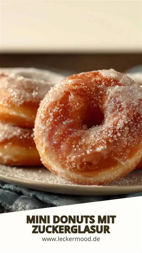 Mini Donuts mit buntem Zuckerguss und Streuseln dekoriert