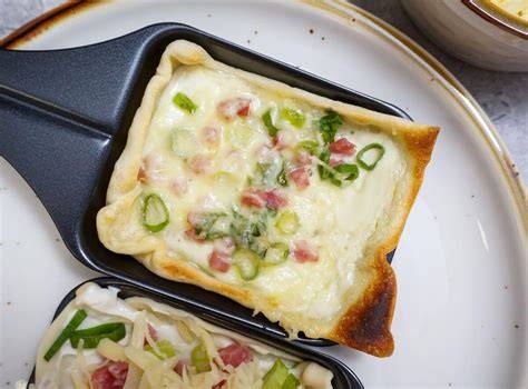 Mini Flammkuchen im Raclette-Pfännchen