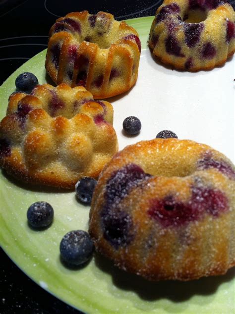 Mini Gugl auf Teller mit Beeren und Puderzucker