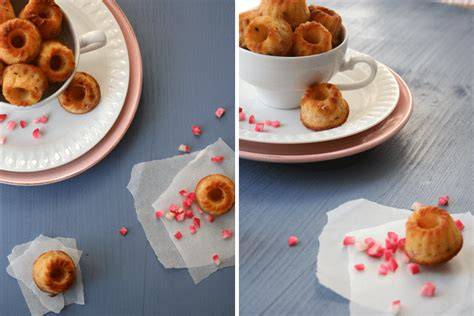 Mini Gugls auf einer Kaffeetafel mit pastelligen Servietten