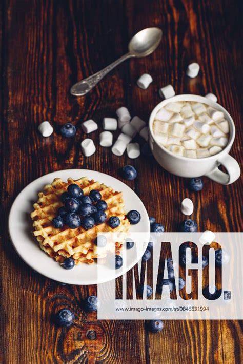 Mini Karamellwaffel auf einer Tasse heißem Kaffee, mit schmelzendem Sirup