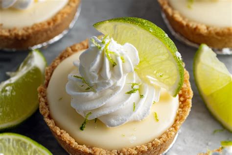 Mini Key Lime Pies frisch aus dem Ofen auf einem Kühlerost