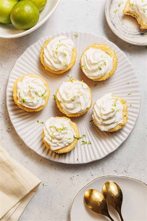Mini Key Lime Pies in Muffinförmchen mit goldbrauner Kruste